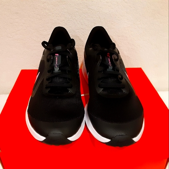 Nike - Picture 2 of 4